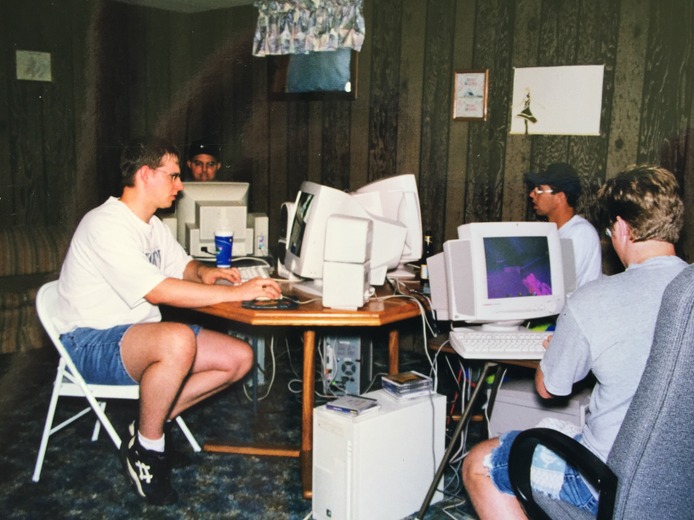 本日の一枚 『あのとき君はデカかった……旧式PCが並ぶQuake IIのLANパーティー会場』