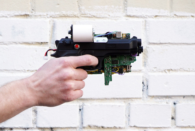 海外アーティストがゲームボーイを魔改造！ その場で印刷できちゃう銃型カメラに