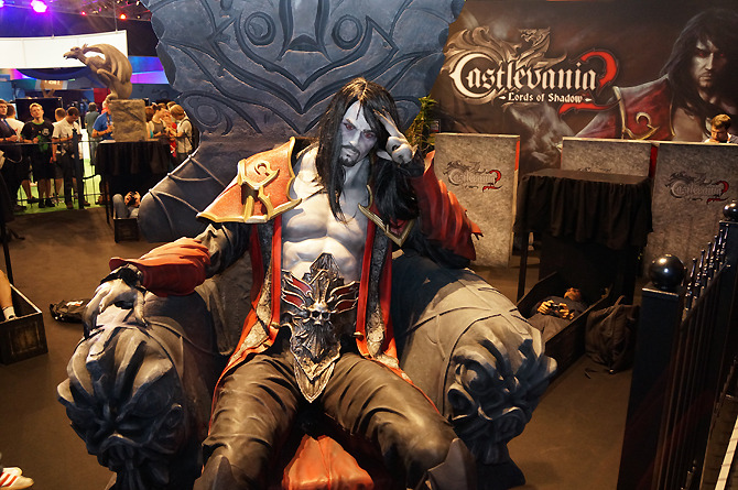 Gc 13 コナミ Castlevania Lords Of Shadow 2 ブースは棺桶に横たわってゲームをプレイ 2枚目の写真 画像 Game Spark 国内 海外ゲーム情報サイト