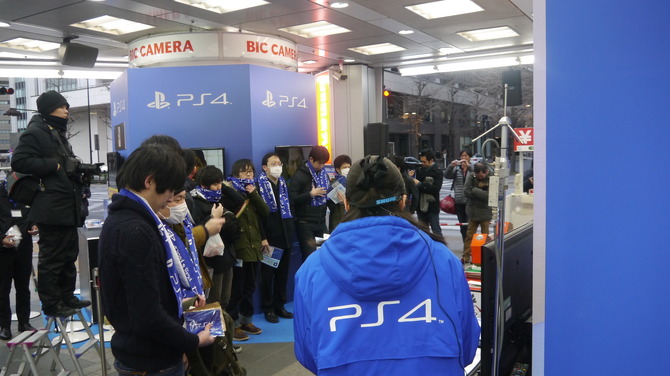 Ps4発売特集 ビックカメラ有楽町店では厳しい寒さの中40名前後の列 河野プレジデントも視察 Game Spark 国内 海外ゲーム情報サイト