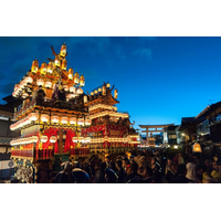 【飛騨高山・岐阜県高山市】JR高山駅に前に祭旗がはためき、秋の高山祭が間近に！
