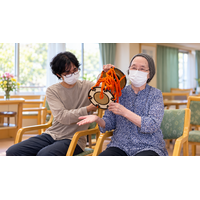 高齢者と外国人スタッフが能「高砂」の一節をともに謡う　能楽師の実演に続く参加型プログラムを11月1日に開催（後援・東久留米市）